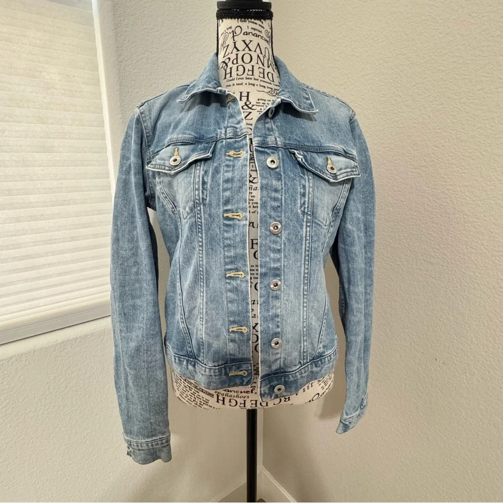 3/$20 H&M L.O.G.G. Classic Light Wash Denim Jacket Women’s Size 8 - Picture 4 of 14